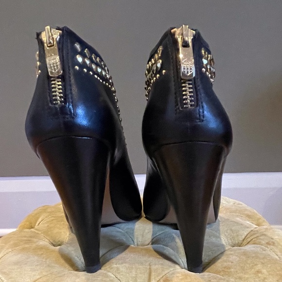 Gold studded Vince Camuto Women’s open toe black leather booties size 7.5 - Picture 4 of 7